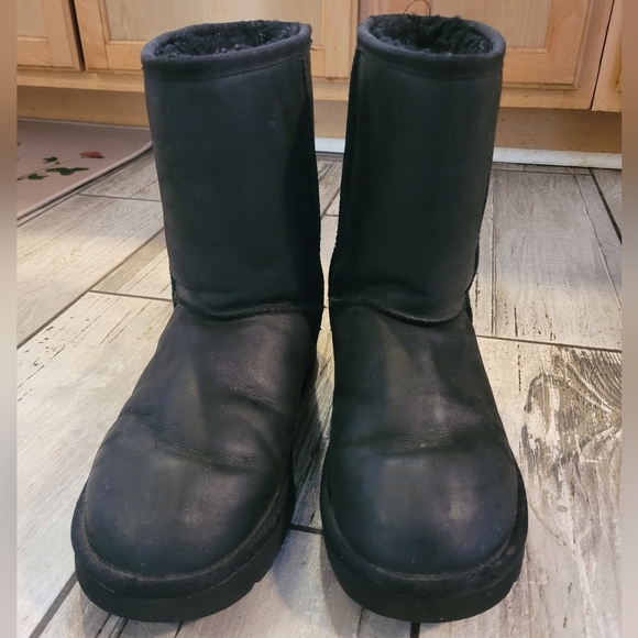 UGG Classic short black LEATHER Women's boots 10 comfy warm shearling lined - Picture 2 of 13